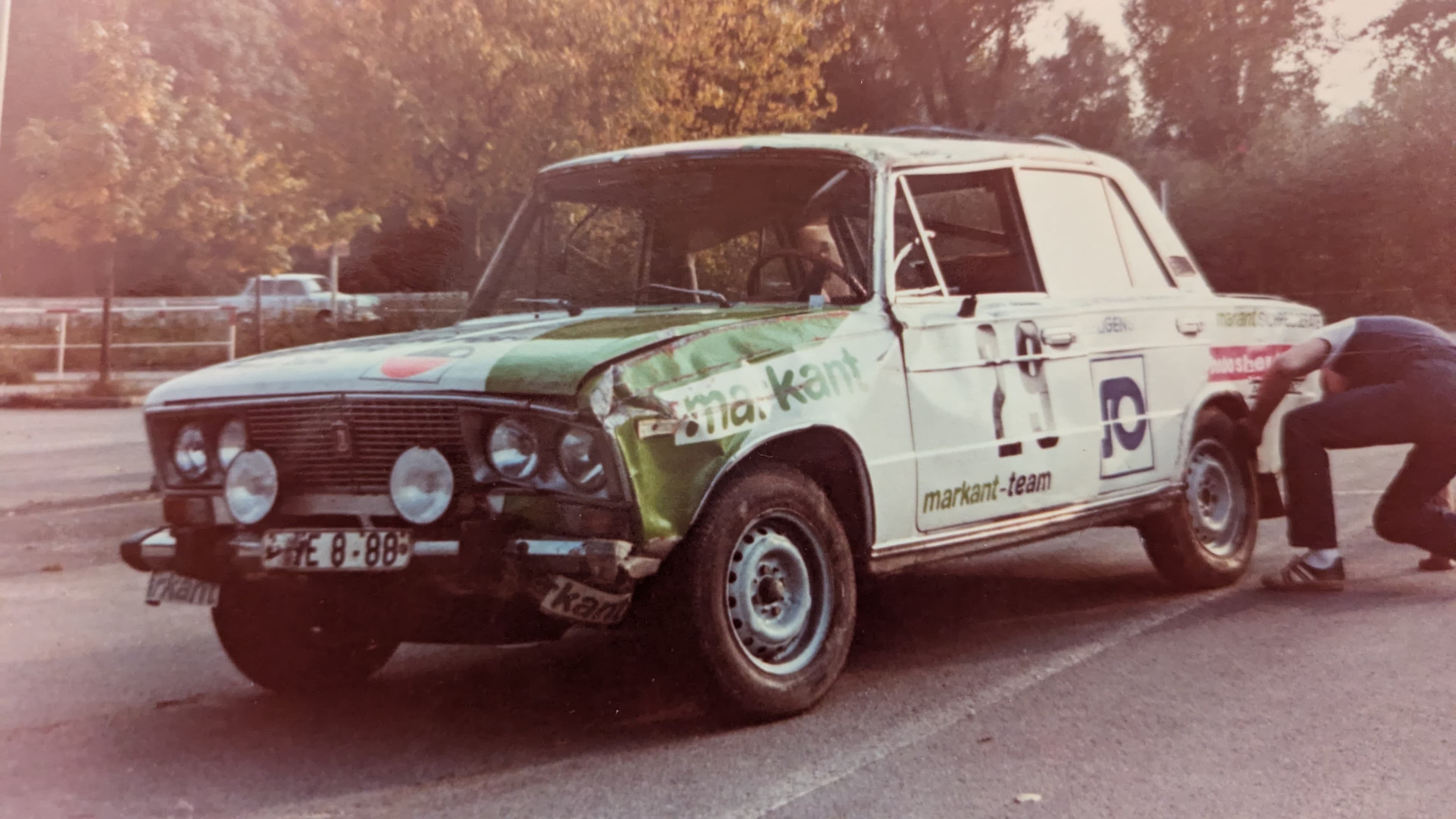 Historische Aufnahme eines markant Team-Fahrzeugs