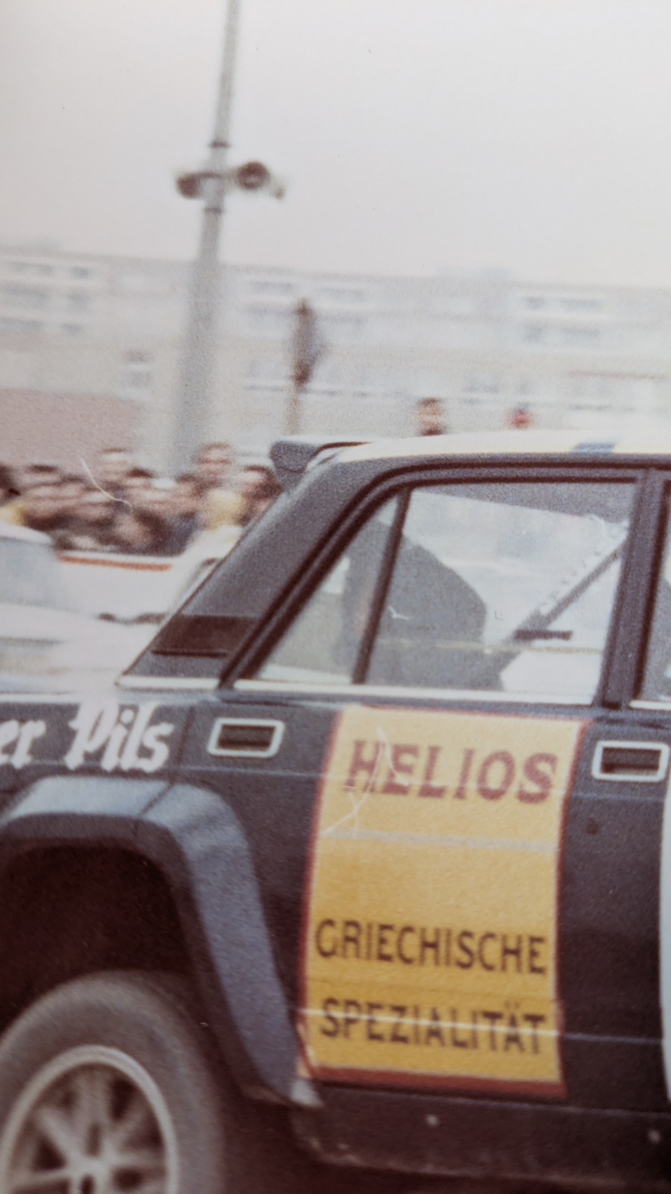 Archivfoto des Lada VFTS mit Zuschauern im Hintergrund