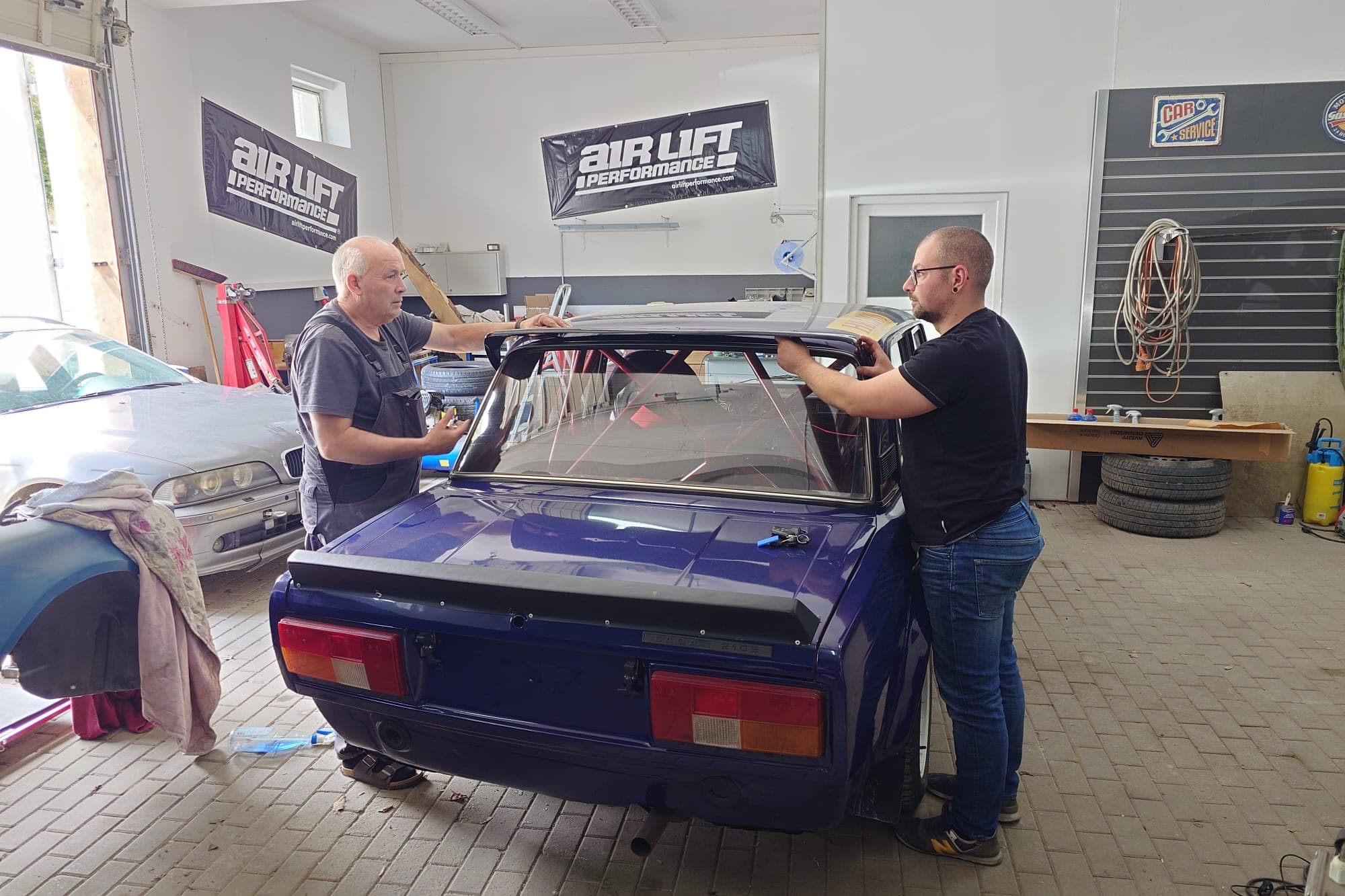 Arbeiten am Heckfenster des Lada 2105 VFTS